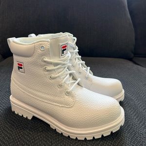 Kids size 4 women’s size 6 Fila Edgewater boot white on white